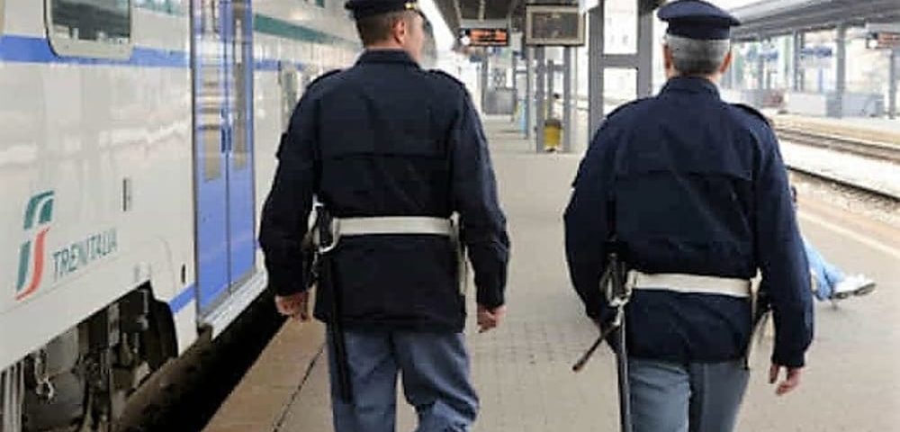 Senza biglietto sul treno, aggredisce agenti di polizia ...