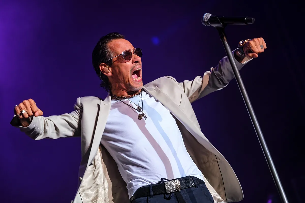 Marc Anthony explodes in the middle of a concert: "The one who threw the bottle at me should have the balls to tell me who it was"