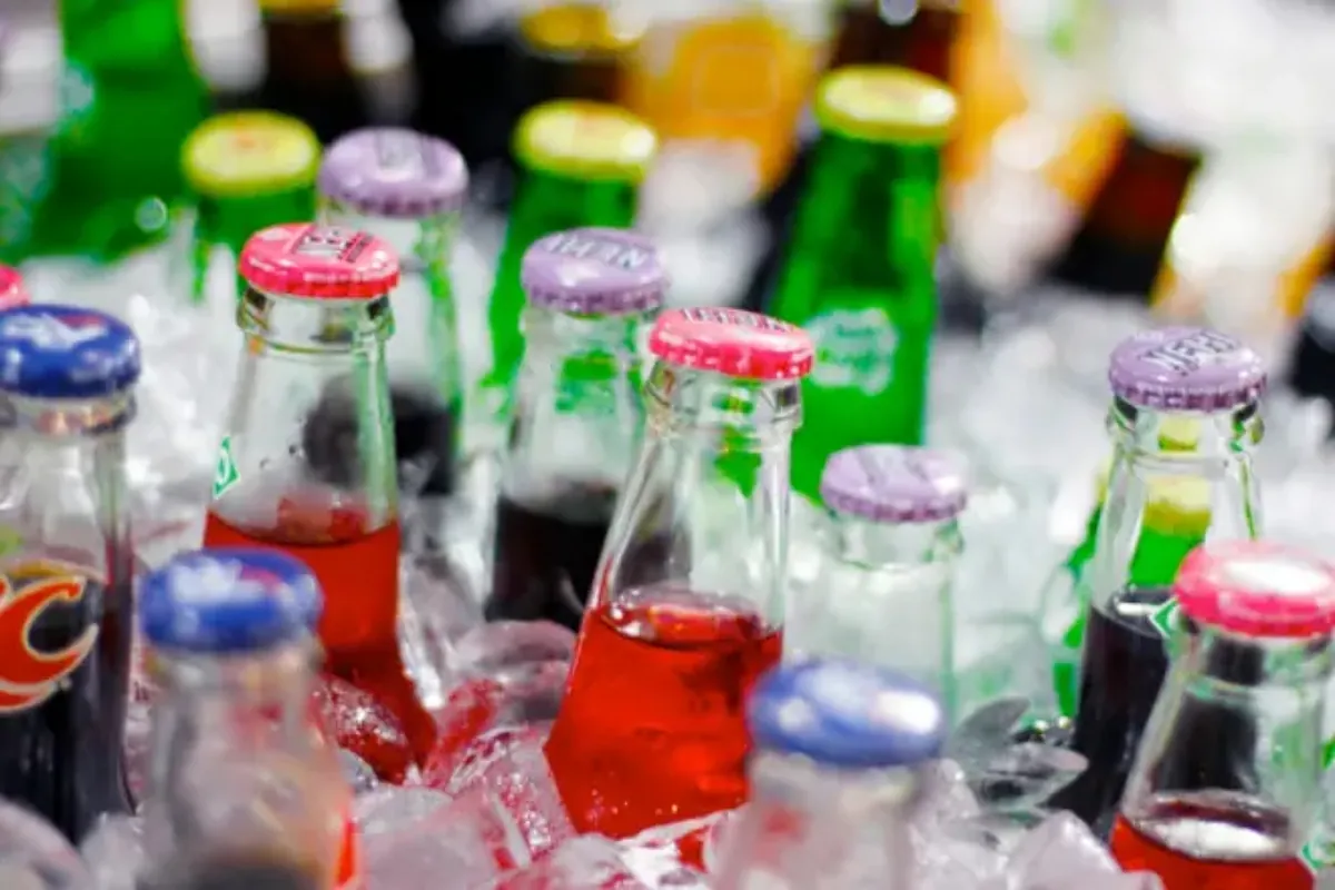 Experts conclude that there are more microplastics in a glass bottle than in a plastic one: all the details