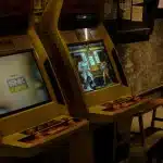 Consolle di gioco retrò degli anni '90 con controller classico e monitor vintage acceso