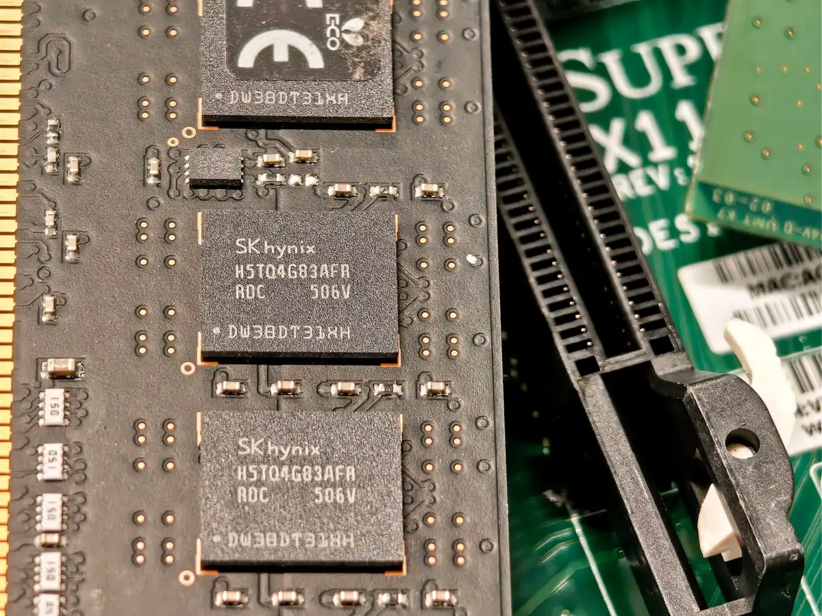 Chip di memoria DRAM e componenti elettronici su scheda madre