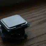 Processori CPU impilati su un banco di lavoro con grafici di crescita sullo sfondo