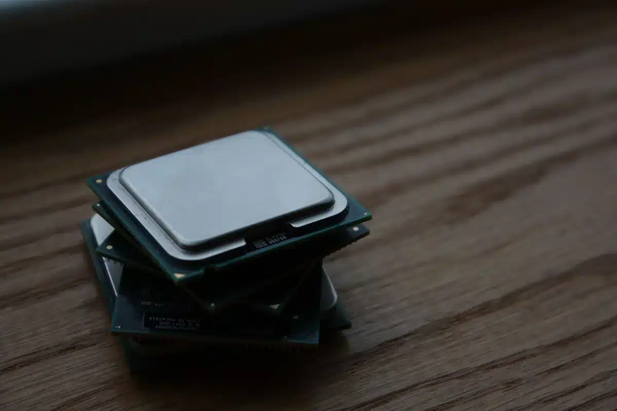 Processori CPU impilati su un banco di lavoro con grafici di crescita sullo sfondo