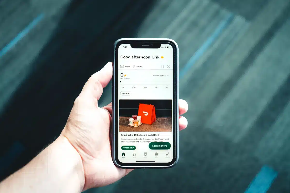 Interfaccia app con opzioni di espansione voliera e piccioni extra