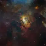 Una sfera rossa luminosa circondata da nuvole di gas cosmico e polvere stellare nello spazio profondo
