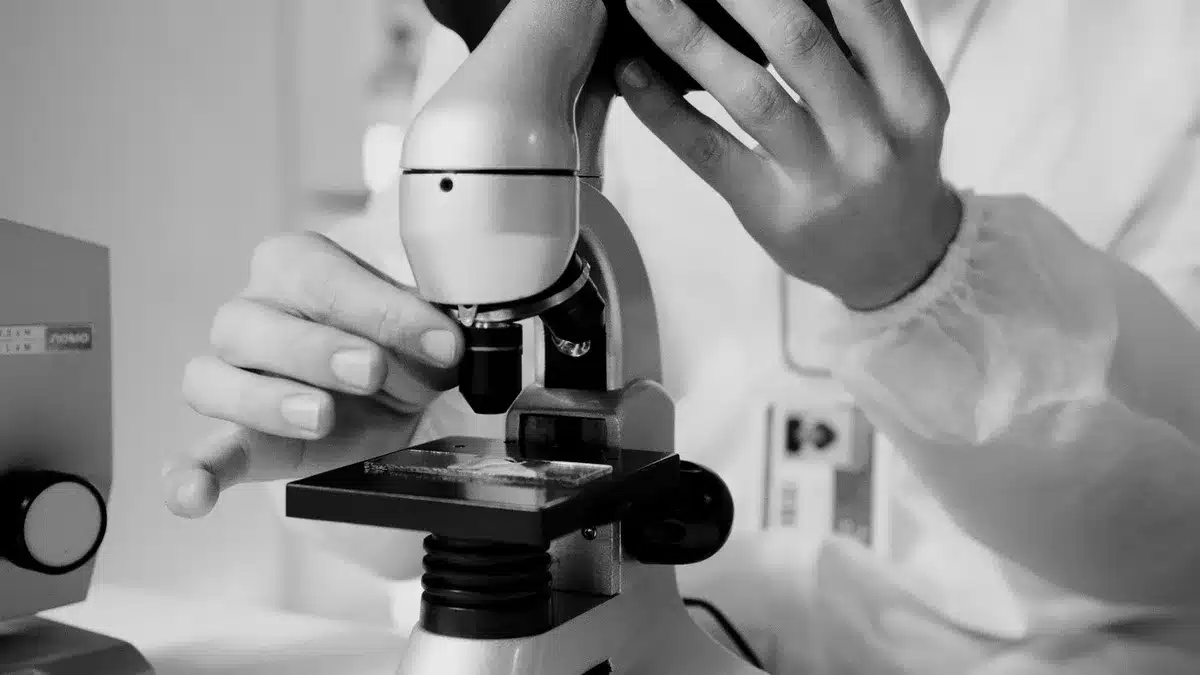 Ambiente di ricerca biologica con attrezzature di sicurezza per illustrare i rischi biologici dell'IA
