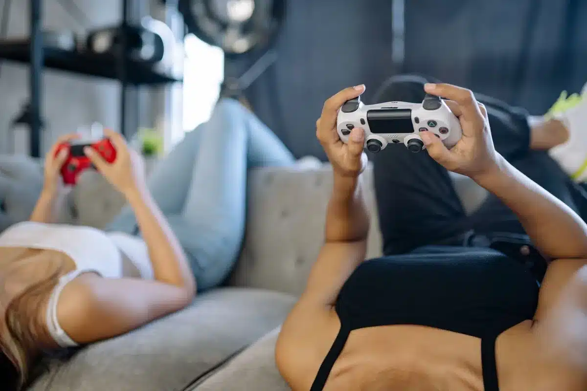 Giocatore che usa uno smartphone per brevi sessioni di gioco durante la giornata