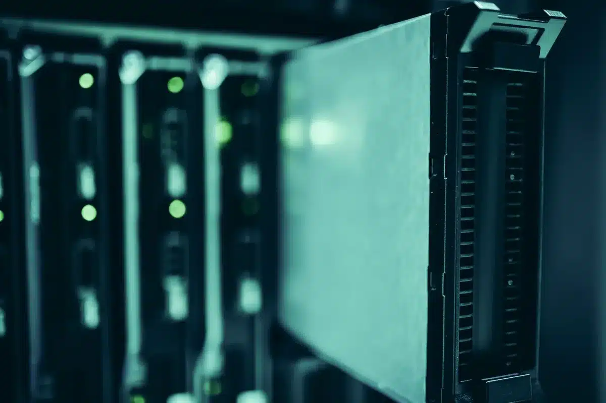 Infrastruttura tecnologica con server e sistemi di raffreddamento in un data center