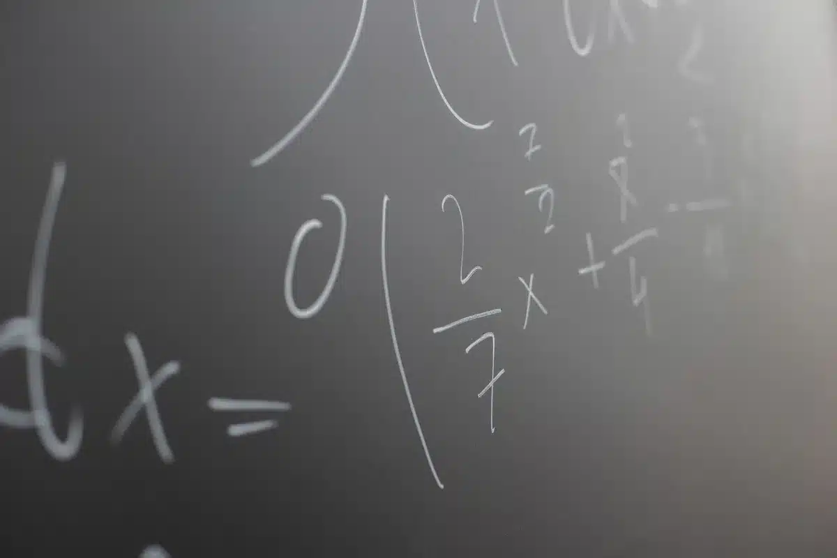 Lavagna con equazioni matematiche e simboli della teoria dei numeri