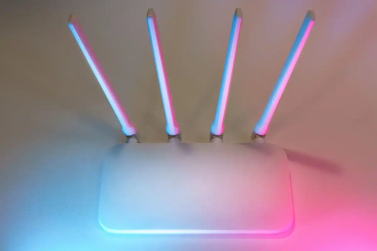 Onde di segnale wireless che rilevano movimento in una casa
