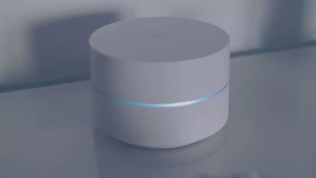 Router moderno installato in una stanza abitabile di una casa