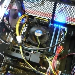 Primo piano di un socket di scheda madre con connettori CPU e circuiti elettronici