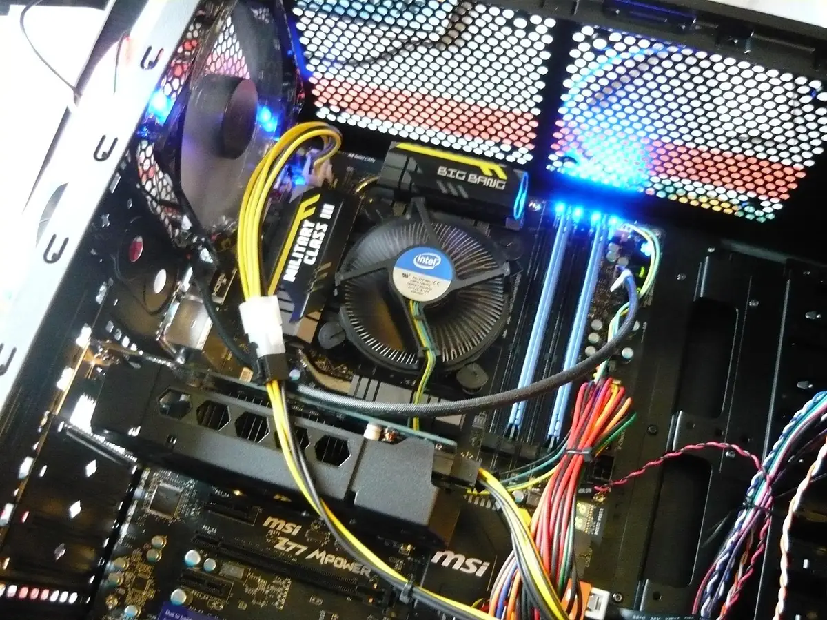 Primo piano di un socket di scheda madre con connettori CPU e circuiti elettronici