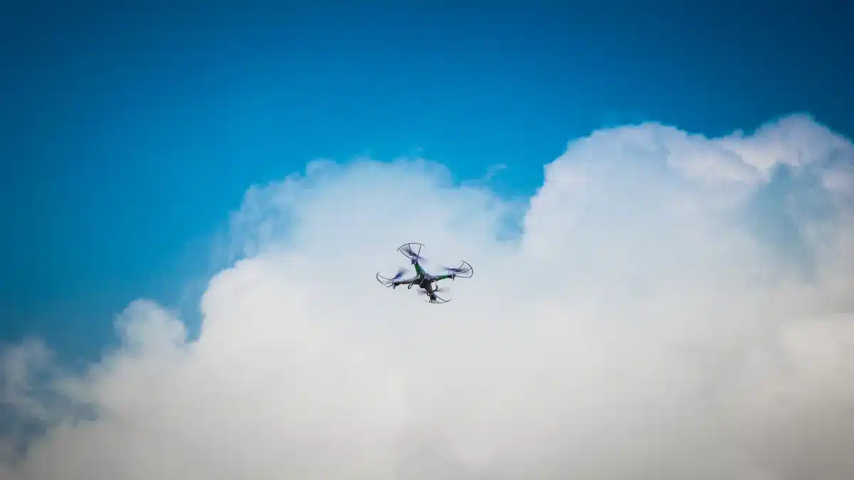 Drone in volo ad alta quota con zoom ottico avanzato per ispezione remota