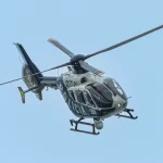 Drone della polizia in volo sopra una strada urbana con vista aerea della zona