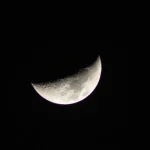 Paesaggio lunare polare in ombra con depositi di ghiaccio e freddo estremo