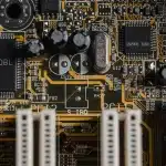 Processori CPU ad alte prestazioni con grafici di benchmark su sfondo scuro
