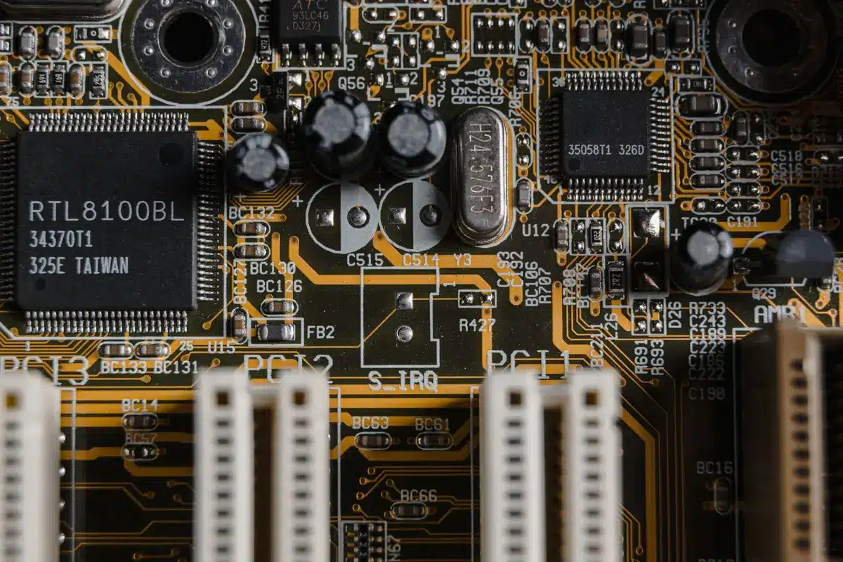 Processori CPU ad alte prestazioni con grafici di benchmark su sfondo scuro