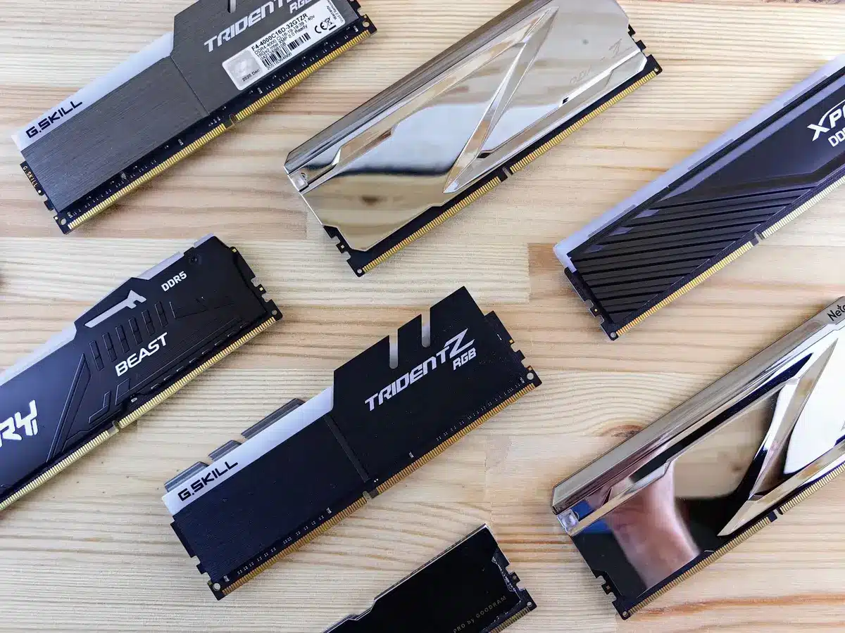 Confronto visivo tra moduli di memoria DDR4 e DDR5 con differenze di prezzo