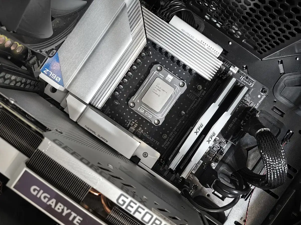 Processore e scheda madre compatibili con socket LGA 1700