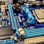 Componenti informatici e moduli di memoria RAM con indicatori di prezzo su scrivania