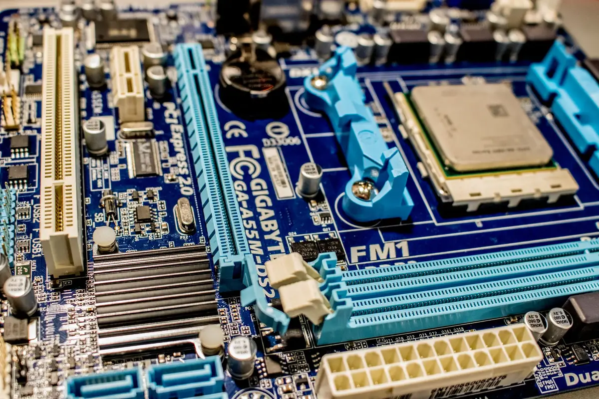 Componenti informatici e moduli di memoria RAM con indicatori di prezzo su scrivania