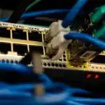 Server rack in data center con moduli di computing ad alte prestazioni e illuminazione blu