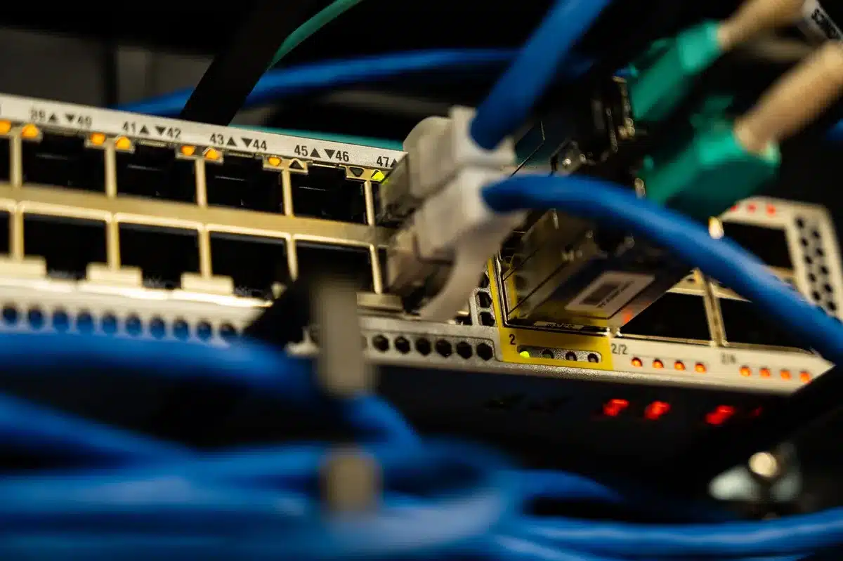 Server rack in data center con moduli di computing ad alte prestazioni e illuminazione blu