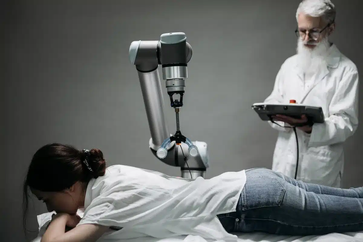Sensori di sicurezza su dispositivo medico robotico in ambiente clinico