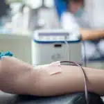 Braccio di un paziente durante un prelievo di sangue con attrezzature mediche