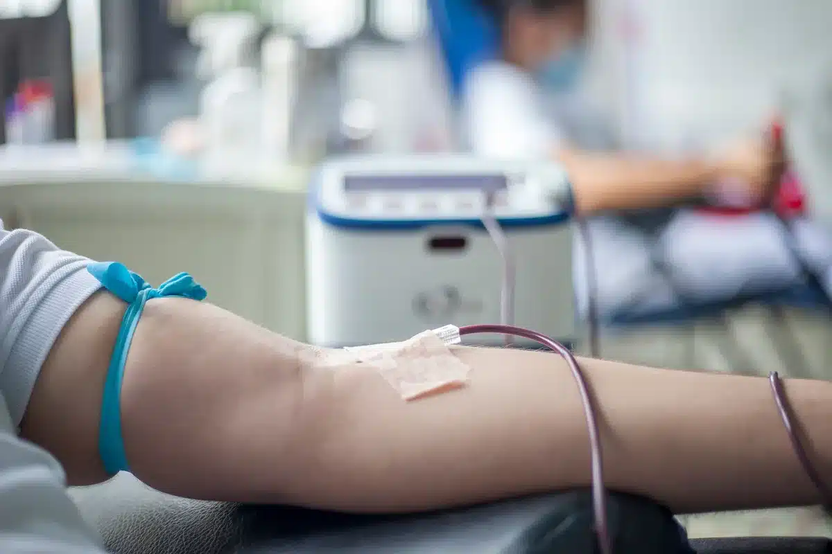 Braccio di un paziente durante un prelievo di sangue con attrezzature mediche