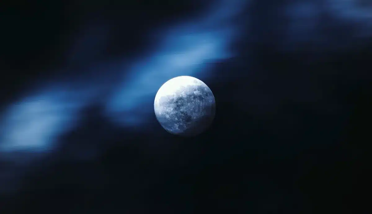 Rappresentazione grafica dell'orbita halo attorno alla Luna con il percorso a forma di uovo
