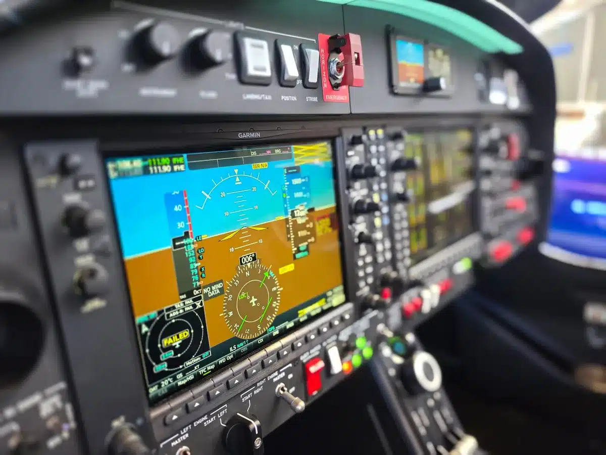Simulazione di gestione del traffico spaziale con più veicoli in coordinamento orbitale