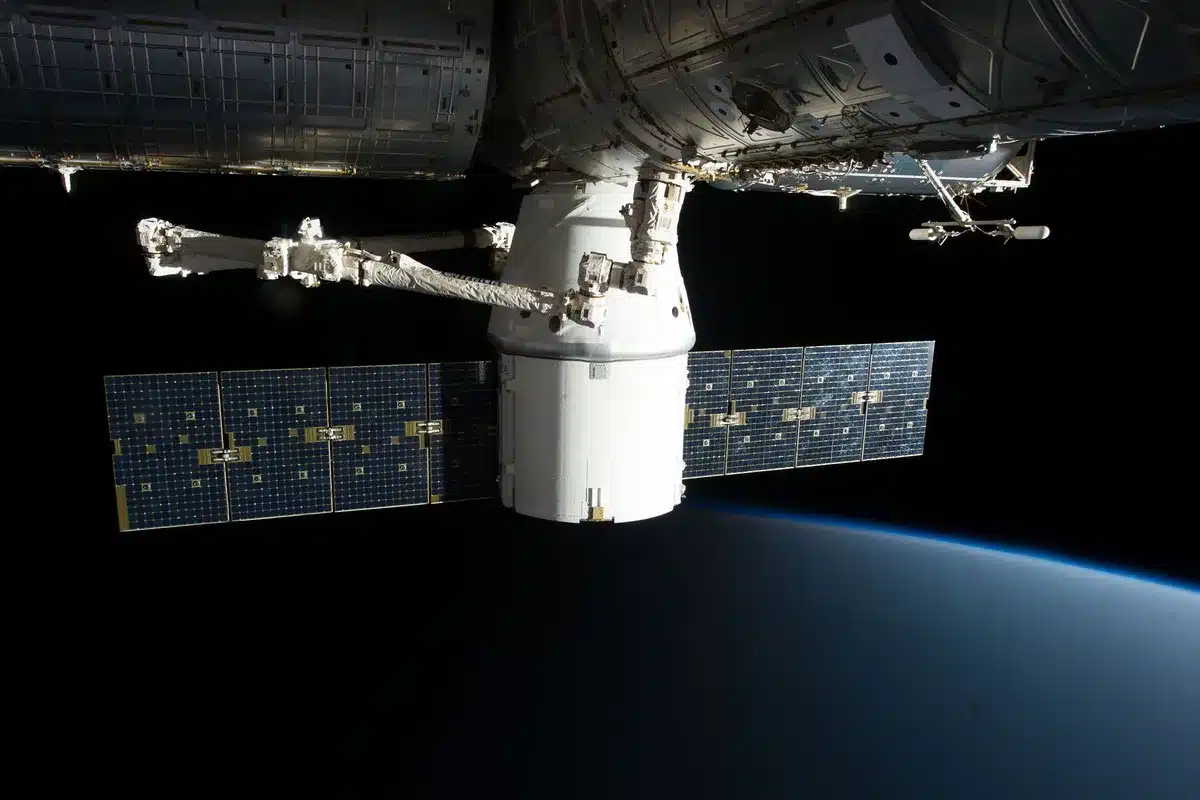 Navicelle spaziali in formazione ordinata attorno alla Luna con la Terra sullo sfondo