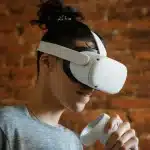 Un visore VR autonomo con controller wireless su sfondo tecnologico minimalista