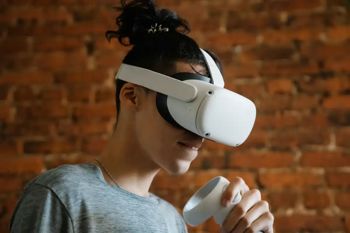 Un visore VR autonomo con controller wireless su sfondo tecnologico minimalista