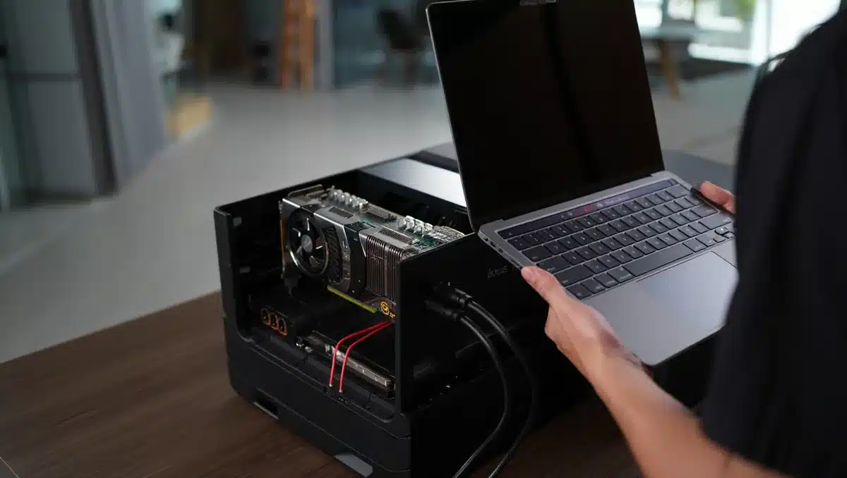 Molti probabilmente avrebbero desiderato che Valve avesse incluso il supporto per grafiche esterne sin dall'inizio. I PC portatili di altri produttori possono essere collegati a schede grafiche desktop di fascia alta tramite porte USB4, OCuLink o Thunderbolt 5, nessuna delle