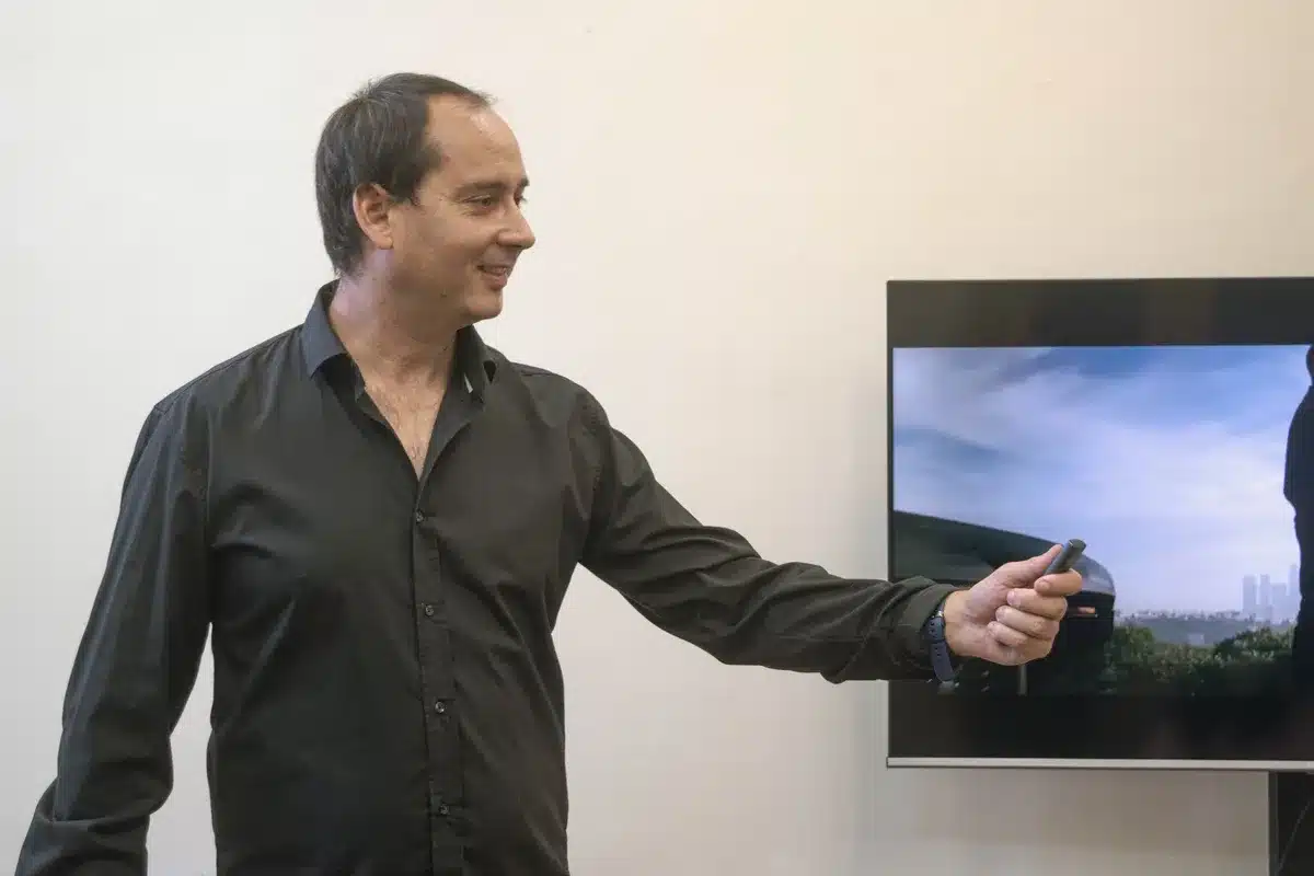 Persona che utilizza un telecomando per controllare una presentazione in una sala conferenze