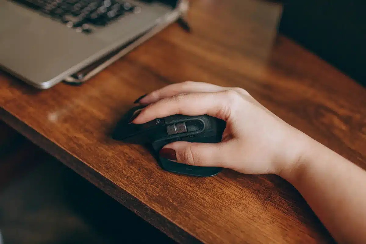 Mouse ergonomico moderno con forma sagomata e supporto per il palmo della mano