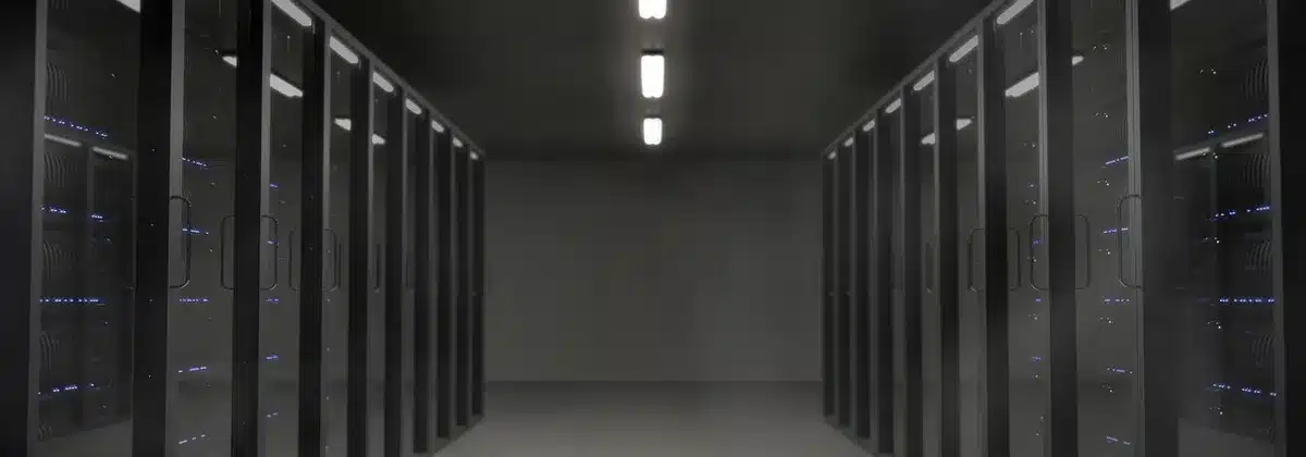 Sala server di un data center con processori e memoria ad alta capacità
