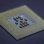 Componenti elettronici e semiconduttori in un magazzino con documenti di dazi sullo sfondo
