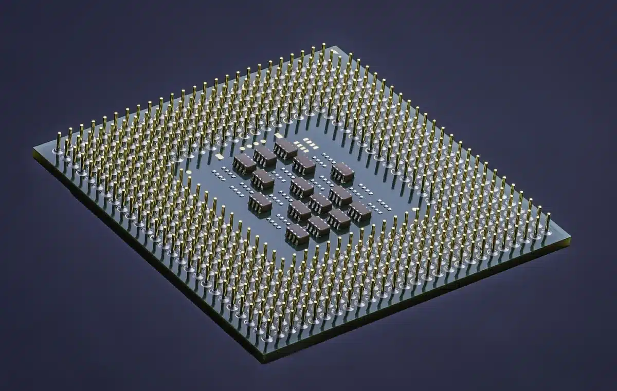 Componenti elettronici e semiconduttori in un magazzino con documenti di dazi sullo sfondo