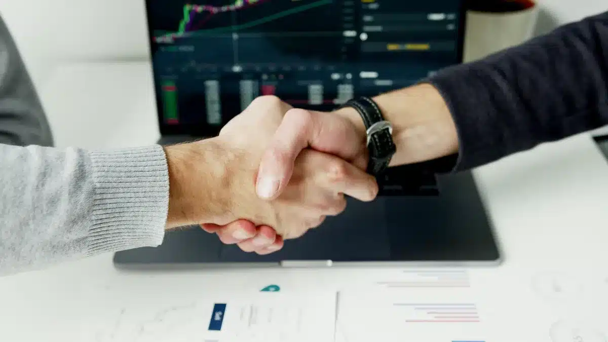 Partnership tra aziende tecnologiche con accordo di collaborazione