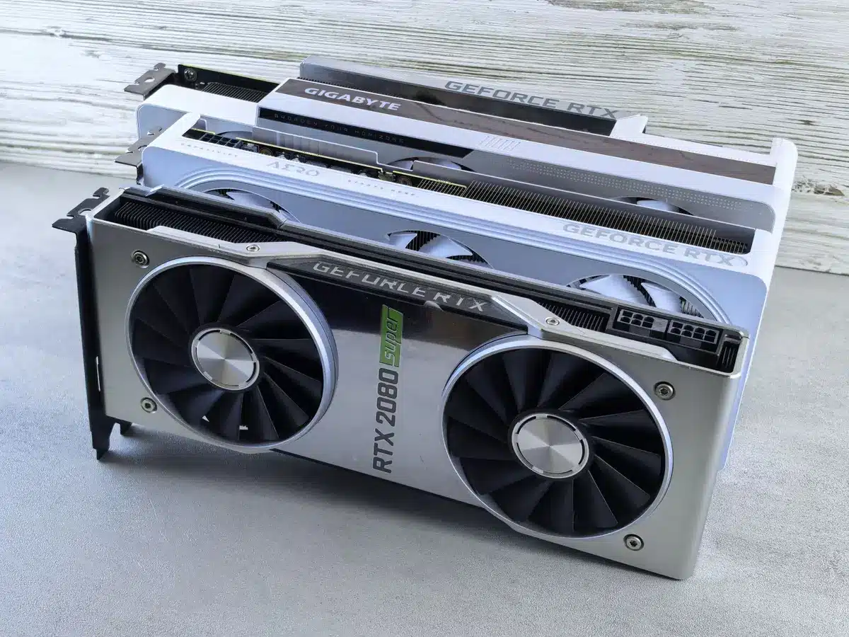 Schede grafiche GPU impilate con etichette di prezzo in aumento