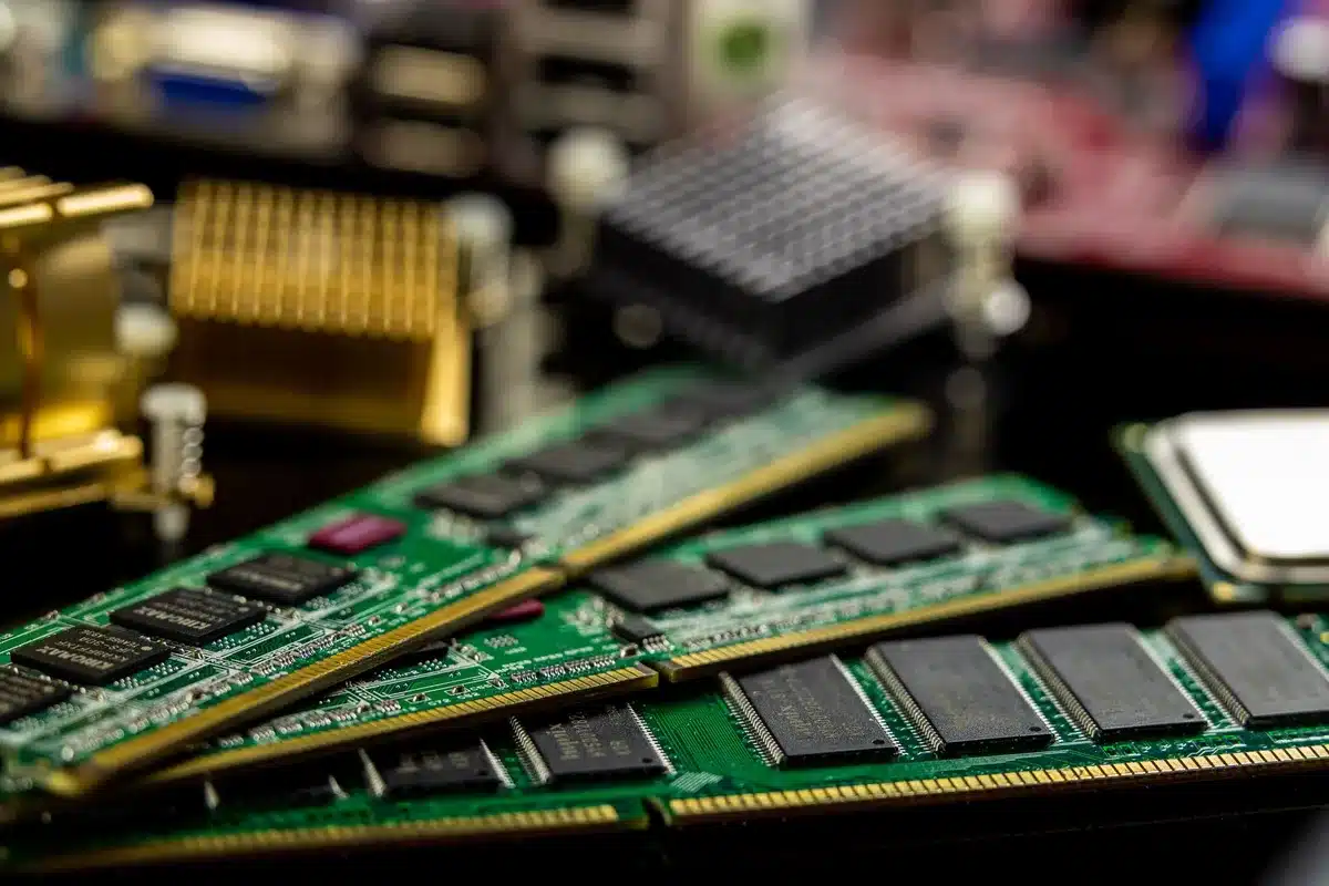 Chip di memoria e componenti elettronici in primo piano, simboleggiando la crisi della memoria