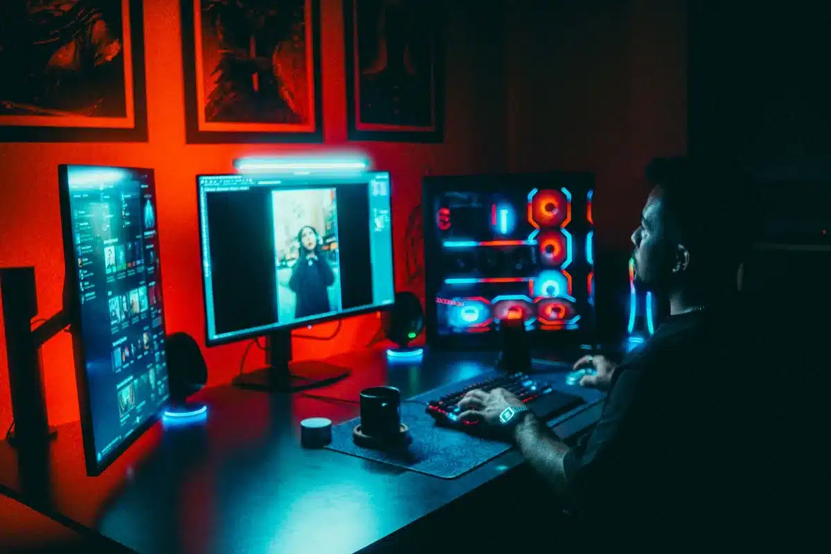 Ambiente di lavoro di uno studio di sviluppo videoludico con schermi di computer e attrezzature professionali