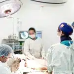 Chirurghi durante un intervento cerebrale con assistenza tecnologica in sala operatoria