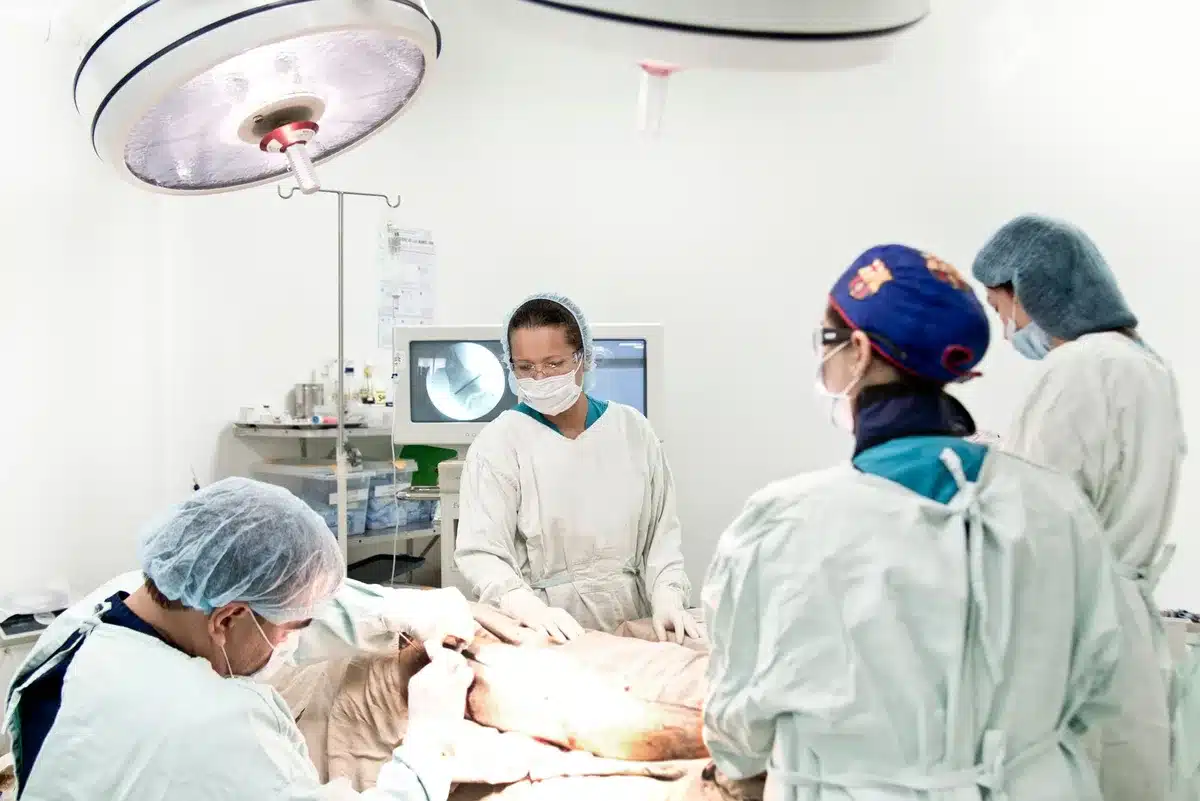 Chirurghi durante un intervento cerebrale con assistenza tecnologica in sala operatoria