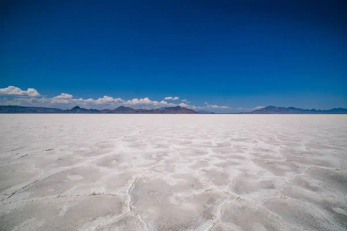 Le Bonneville Salt Flats nello Utah, una distesa salina bianca e piatta utilizzata per le corse di velocità terrestre.