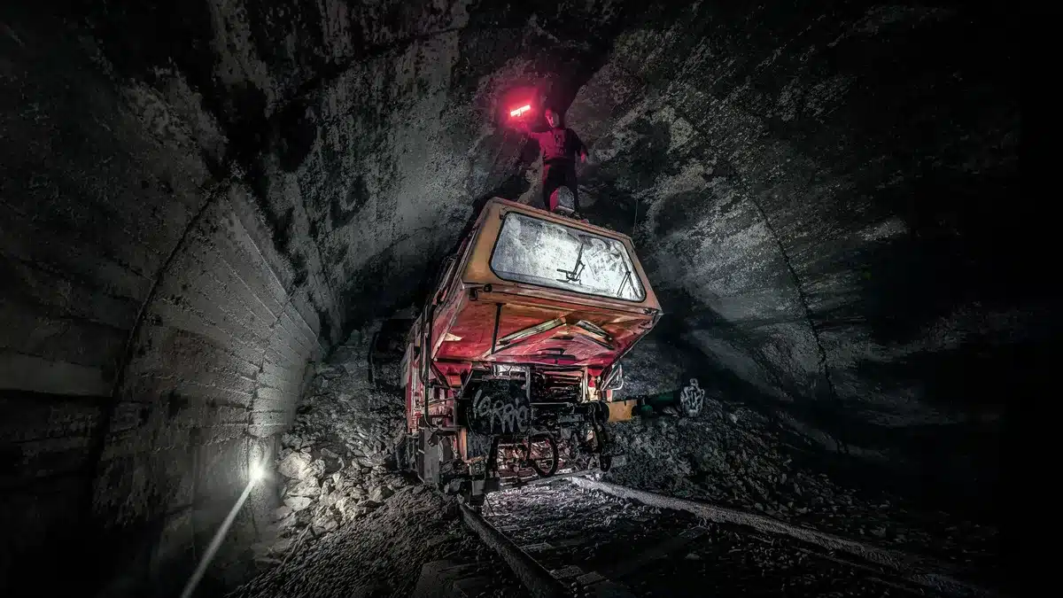 Ambiente sotterraneo buio e atmosferico che richiama una metro post-apocalittica